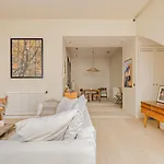 Elegant Triplex With Terrace & Ac - Perfect For 6 Guests *