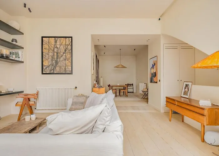 Elegant Triplex With Terrace & Ac - Perfect For 6 Guests *